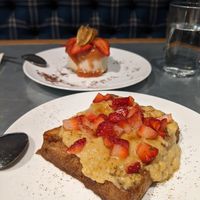torrija and white chocolate cake at Teresa Carles in Lleida