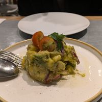 El tartar no estaba balanceado, me pareció una montaña de cubos de aguacate y cebolla, el resto de los sabores no se percibía... Además por el precio, no lo vuelvo a probar. at Teresa Carles in Lleida