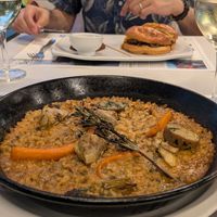 La paella tiene muy pocas verduras, dos alcachofas (en cuatro trozos), cuatro tiras de zanahoria, y dos o tres pedazos del tallo de un hongo... Pff a mi esposo le gusta el sabor .. at Teresa Carles in Lleida