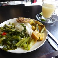 Essen vom Buffet mit Ingwertee at One Yoga Cafe in Koh Phangan