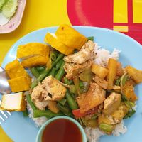 Tofu mit Süßsauer-Soße, Reis mit Tofu und Ananas at Hongming Vegetarian Food in Krabi