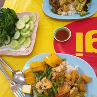 Es gibt immer Frische Gurken und Grünes darzu 😊 at Hongming Vegetarian Food in Krabi