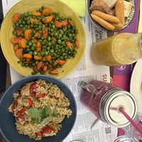 Insalata di quinoa con lenticchie gialle e pomodorini, carote e piselli saltati in padella, smoothie alla barbabietola/frutti rossi/vaniglia/latte si soia   at Stramonio in Turin