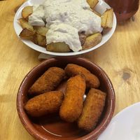 Patatas gajo y croquetas   at La Alpargata in Madrid