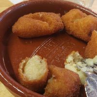 Croquetas variadas (estaban tan ricas que no llegaron completas a la foto) at La Alpargata in Madrid