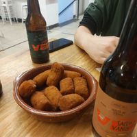 De croquetas y cerveza fresquita at La Alpargata in Madrid