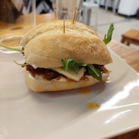 Pulga (mini sandwich) de seitán at La Alpargata in Madrid