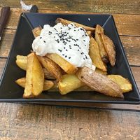 Patatas con salsa de queso azul at La Alpargata in Madrid