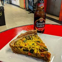 Quiche y cerveza. at La Alpargata in Madrid