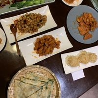A variety of „fake meat“, filled pancakes, crispy rice and a desert  at SUHU 素虎 - Fulllink Plaza in Beijing