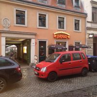 im Hof sind weitere mit großen Schirmen überdachte Sitzplätze. at Jaipur in Dresden