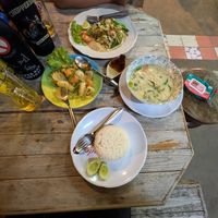 Tempura de verduras, arroz, curry verde con verduras y tallarines con verduras salteadas. at Chopper Bar in Sukhothai