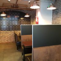 Salle du haut (sitting area) at Vegan Hero in Paris