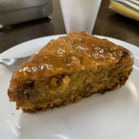 Pastel de zanahoria con una salsa de naranja - carrot cake with orange glaze at Raices in Quito