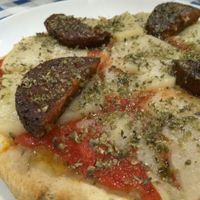 Pizza vegana con chorivegan at Krsna Cuisine in San Vicente Del Raspeig