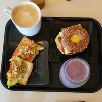 Latté and avo toast | egg-bacon sandwich and smoothie at Copper Branch - Mont-Royal in Montreal