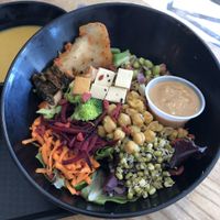 Bol Fusion asiatique avec tofu en dés at Copper Branch - Mont-Royal in Montreal