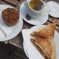 Apple chai muffin, green tea & vegan tofu sandwich at Queen of Muffins - Pohlstrasse in Berlin