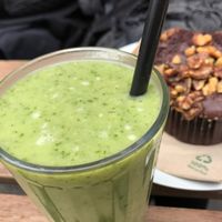 smoothie & muffin at Queen of Muffins - Pohlstrasse in Berlin