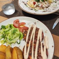 Burgers i pasta carbonara. Molt bo, 100% recomanable at Beagle in Sabadell