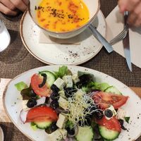 Amanida grega i gaspatxo de mango i carbassa at Beagle in Sabadell