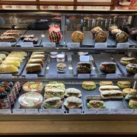 Es gibt eine große Auswahl an veganen Snacks und Kuchen .  at Coffee Fellows in Aschaffenburg