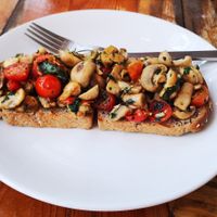 Brot mit Champion und Knoblauch at Zest in Palolem
