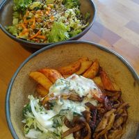 Salatbowl und Pilzgyros mit Tzatziki at Zwei und Zwanzig in Geisenheim