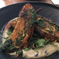 Baked sweet potato on hummus and pesto at Zwei und Zwanzig in Geisenheim