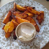 Potato wedges as a side at Zwei und Zwanzig in Geisenheim