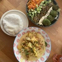 Curry mit Pita und Falafel bowl   at Zwei und Zwanzig in Geisenheim