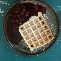 Dinkelwaffel mit heißen Kirschen at Zwei und Zwanzig in Geisenheim