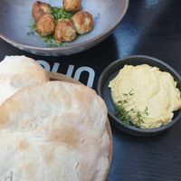 vorspeise: brot mit aioli und tofubällchen at Zwei und Zwanzig in Geisenheim