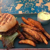 Blackbean Burger mit Aioli und Potatowedges (alles vegan) at Zwei und Zwanzig in Geisenheim