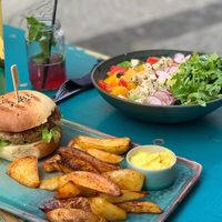Grünkern-Burger und Summer Bowl at Zwei und Zwanzig in Geisenheim