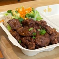 Korean mock chicken with rice and brown rice. To die for 🤤😍  at Umeke Market in Honolulu