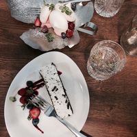 vegan oreo cake and pavlova at Aparaat in Tartu