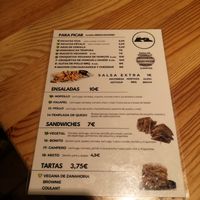Muchas opciones veganas y muy ricas, comimos el bocata de no pollo, los nuggets y además tenían pintxo de tortilla Vegana con Champis también at K2 in Bilbao