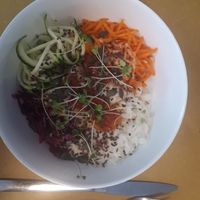 Bowl de crudités, riz et spaghettis de courgette at Dulcamara Bio Vegan Bistrot in Verona