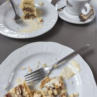 שטרודל תפוחים הטוב ביותר שאכלתי at Vegan's Prague in Prague