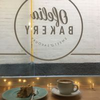 Delicioso café y manzana y canela dulce at Ofelia Bakery in Sevilla