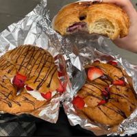 Relleno de nata y fresas at Crois-Sants in Barcelona