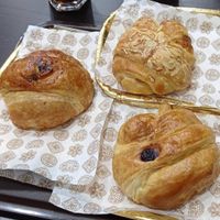 Arándano y queso, naranja chocolate y jamón y queso at Crois-Sants in Barcelona