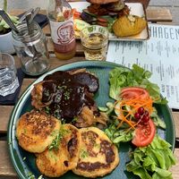 Veganer Zwiebelrostbraten und Burger 🍔  at Steffenhagen in Dresden