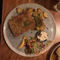 Wiener Schnitzel mit Bratkartoffeln und Aioli  at Steffenhagen in Dresden