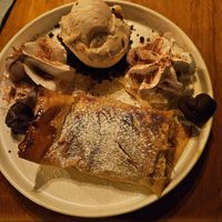 Apfelstrudel & Kürbiskerneis at Steffenhagen in Dresden