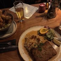 Schnitzelgericht vom Wochenmenü (vorn) und Gulaschbowl (links oben)  at Steffenhagen in Dresden