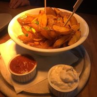 Potato wedges with ketchup and aioli at Steffenhagen in Dresden