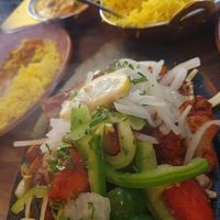 Dampfendes veganes Sabzi Tikka (riesige Portion!) und im Hintergrund unser Favorit: Mango Curry at Ajanta in Berlin