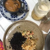 Moqueca de cogumelos, com arroz negro, farofa de banana e vinagrete 😍😍  at Pura Rio in Rio De Janeiro